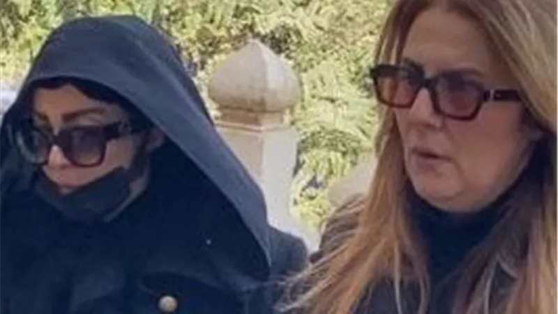انهيار شهيرة أثناء تشيع جنازة شقيقها