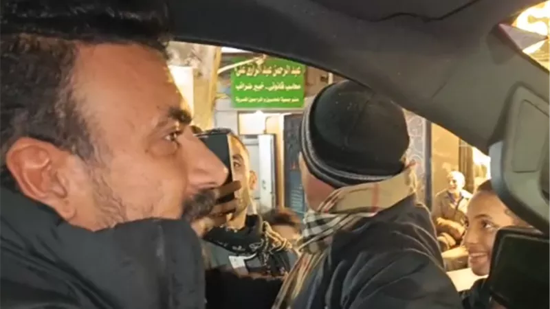 بالفيديو.. خناقة شوارع و ضرب بالكراسي في إمبابة بسبب زيارة أحمد العوضي