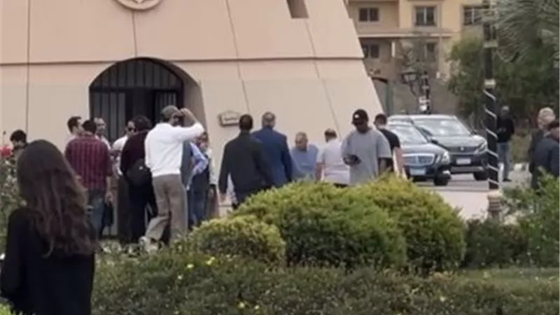 بحضور شيريهان .. رامي صبري يشيع جنازة والدة زوجته