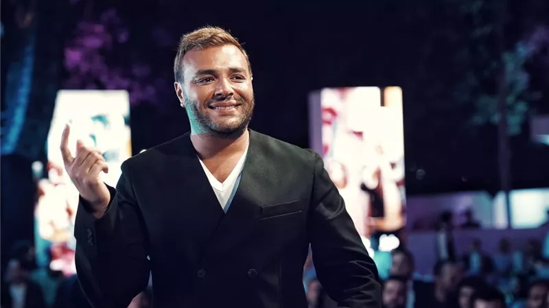 رامي صبري يستقبل المعزين في والدة زوجته بمسجد الشرطة بالشيخ زايد