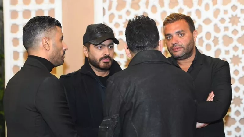 كل نجوم الفن فى عزاء والدة زوجة رامي صبري