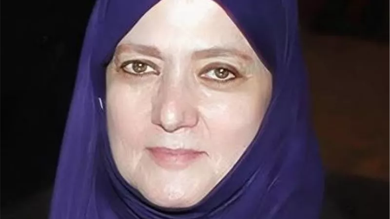 كلهم لبسوا مايوه .. خناقة بين شمس البارودي وفتاة على الفيس بوك بسبب أدوارها الجريئة