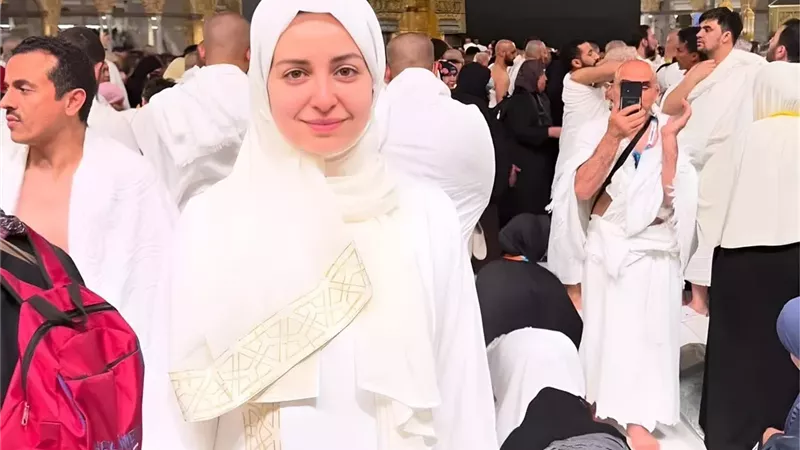 هبة مجدي تؤدي مناسك العمرة وتشارك جمهورها صور من أمام الكعبة 