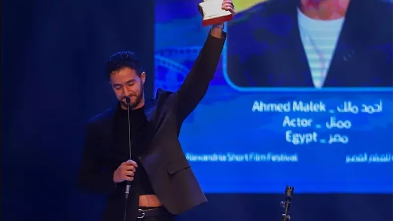 بكاء أحمد مالك أثناء تكريمه بجائزة هيباتيا في الإسكندرية للفيلم القصير