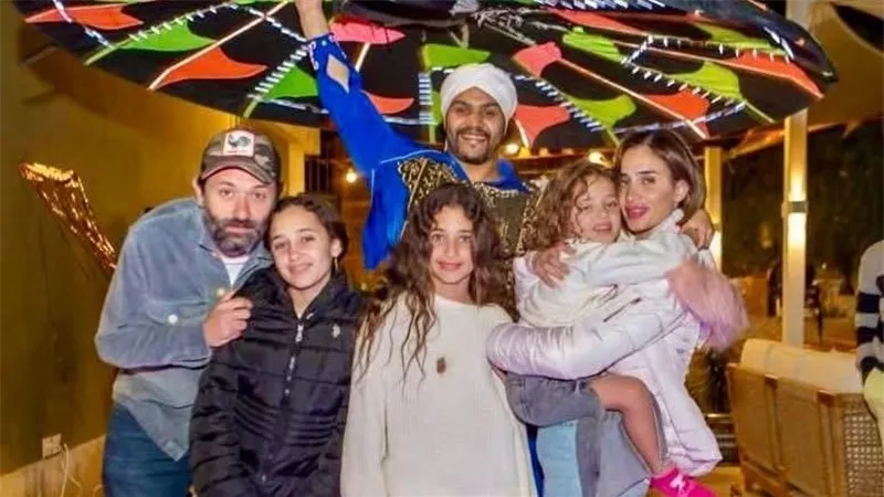 بعد تداول أخبار بانفصاله عن زوجته.. تسريب صورة عائلية لكريم محمود عبد العزيز 