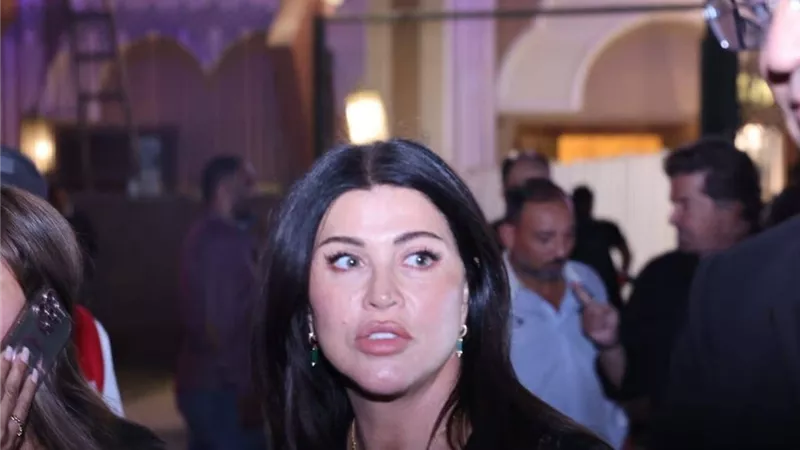 عمرو أديب وجومانا مراد.. نجوم الفن في عزاء زوج كارول سماحة