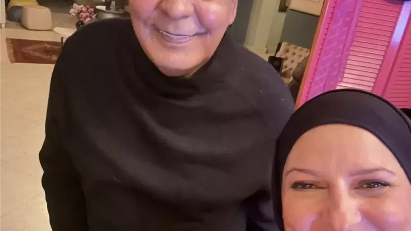 الكينج بخير.. دعاء فاروق تنشر صور تجمعها بمحمد منير داخل منزله