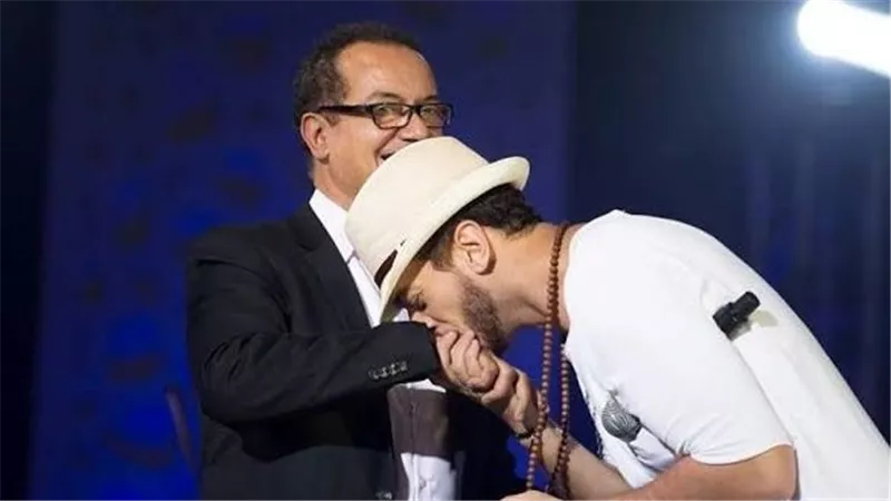 والد سعد لمجرد يدخل في نوبة بكاء بسبب نجله| تفاصيل