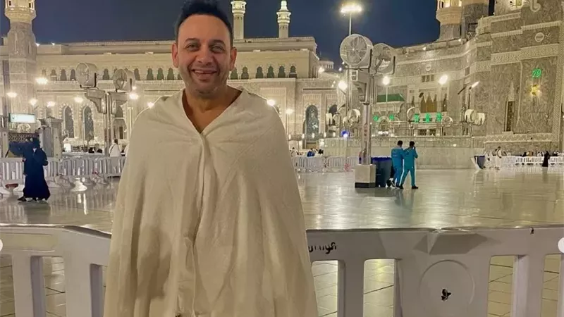 مصطفى قمر يؤدي مناسك العمرة ويطلب الدعاء من جمهوره