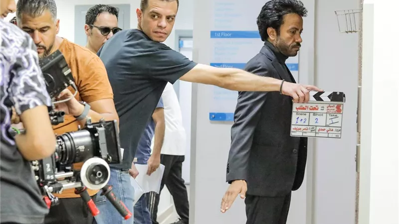 بصورة من الكواليس..  سامح حسين يعلن استكمال تصوير فيلم تحت الطلب