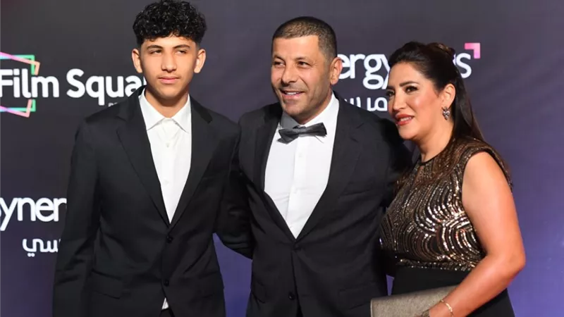 إياد نصار بصحبة زوجته وابنه في العرض الخاص لفيلم 
