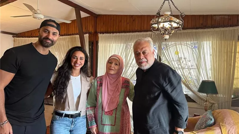 آية سماحة تنهى الخلافات وتقدم اعتذار رسمي للفنانة مشيرة إسماعيل فى منزلها