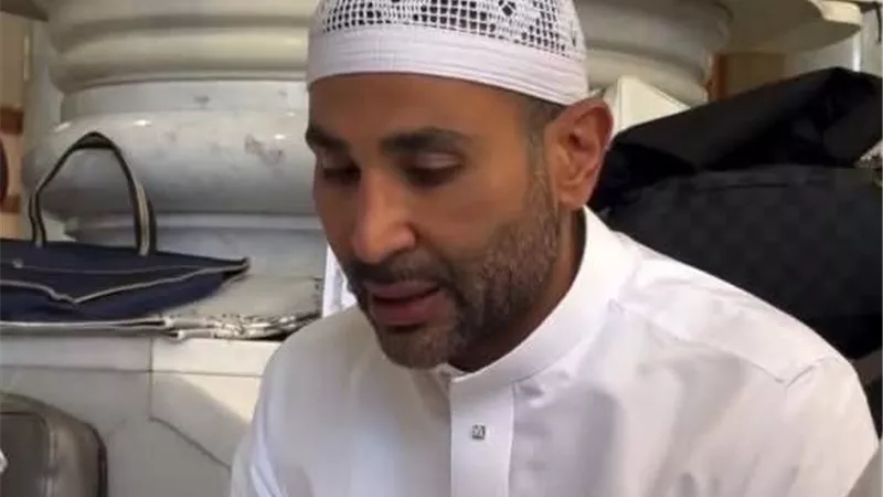 أحمد سعد يؤدي الصلاة في المسجد النبوي ويستعد للحج