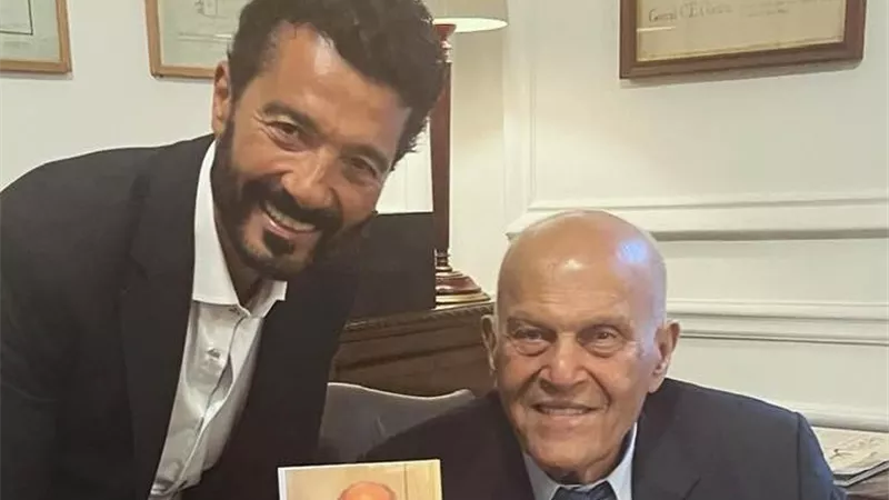 لحظة حلوة.. خالد النبوي يحضر حفل توقيع كتاب مجدي يعقوب