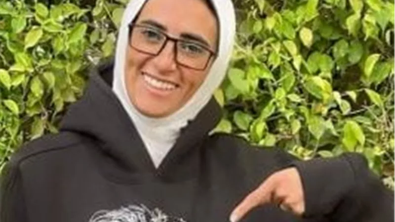 اليوم ..المخرجة سارة وفيق تستقبل عزاء والدتها بـ مسجد عمر مكرم 