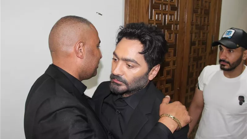 تامر حسني وهنا الزاهد فى عزاء والدة المخرجة سارة وفيق