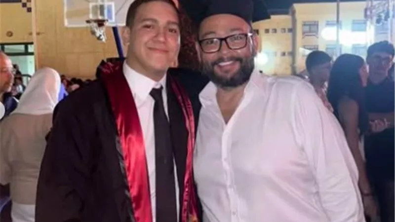 أحمد رزق يحتفل بتخرج ابنه ويوجه له هذه الرسالة