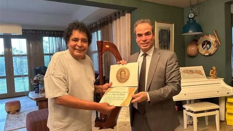 أحمد المسلماني يكرم الكينج محمد منير ويهديه وسام ماسبيرو للإبداع