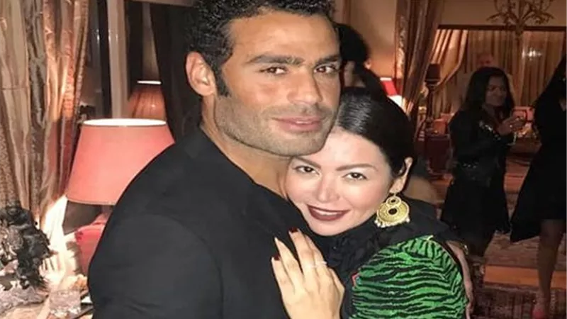 لقاء الخميسي تنشر صورة مع جدها وتتجاهل الرد على زواج عبد المنصف من صديقتها