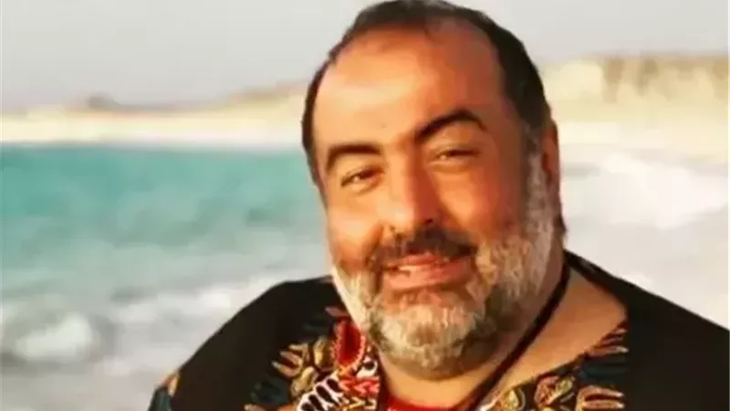 وصول جثمان سامح عبد العزيز إلى مسجد الشرطة استعدادًا لأداء صلاة الجنازة