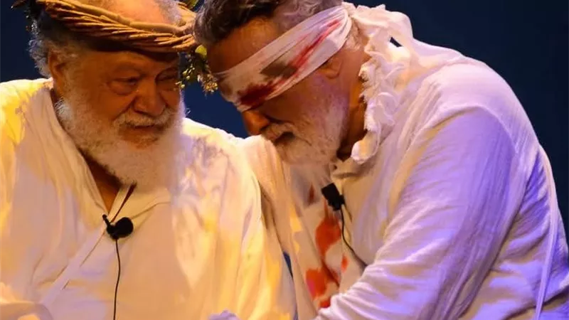 المسرح كامل العدد.. صور من عرض مسرحية 