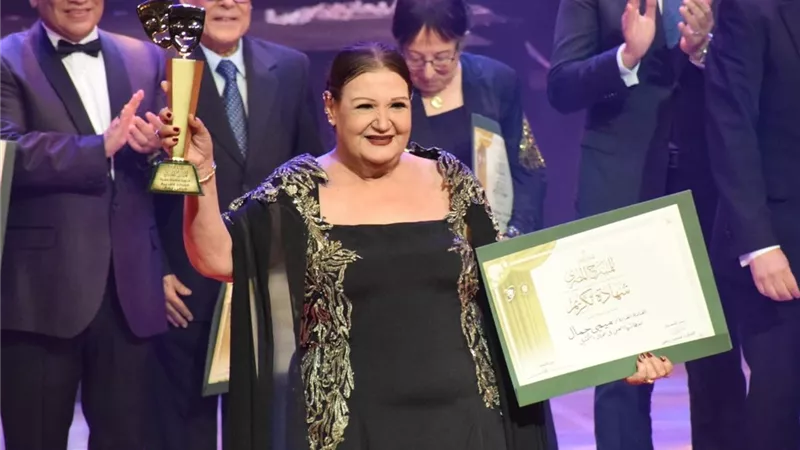 ميمي جمال بعد تكريمها في المهرجان القومي: أتمنى العودة إلى خشبة المسرح | خاص