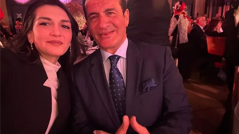 محمد ثروت يهنئ ابنته داليا بحصولها على درجة الماجستير من بريطانيا