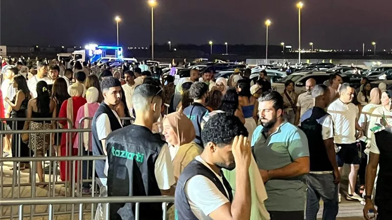 توافد الجمهور على حفل تامر حسني في مهرجان العلمين|صور 