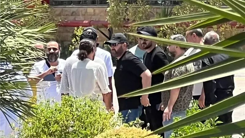 أحمد السقا فى المقدمة.. نجوم الفن يشيّعون شقيق المخرج خالد جلال