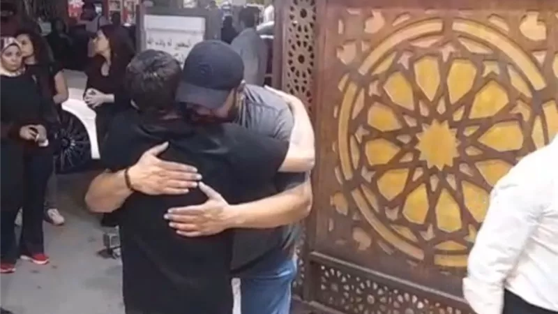 عناق حار بين محمد هنيدي ومحمد ممدوح في عزاء شقيق المخرج خالد جلال