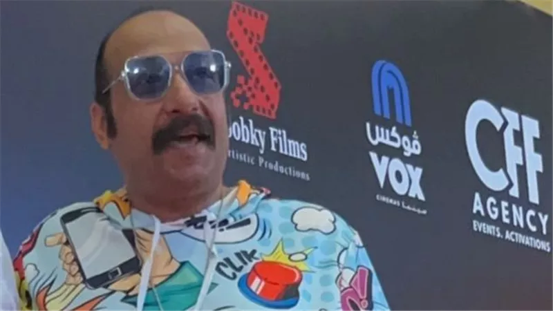 ملابس الألعاب.. محمد ثروت وأسرته يخطفون الأنظار في العرض الخاص لفيلم 