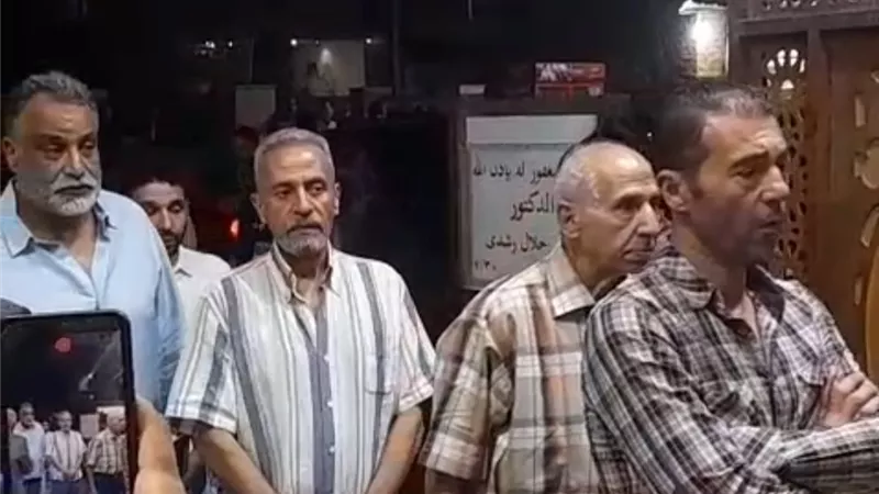 منهم صبري فواز.. نجوم الفن يواسون المخرج خالد جلال في عزاء شقيقه