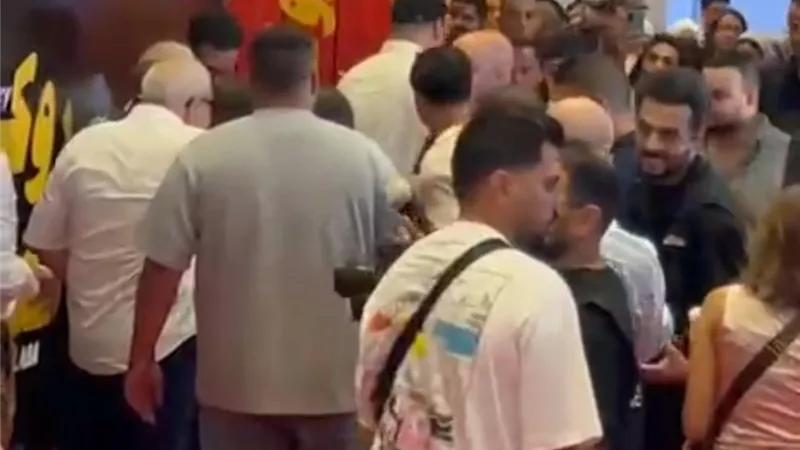 أحمد السبكي وأولاده يفقدون السيطرة على الريد كاربت.. فوضى في عرض 