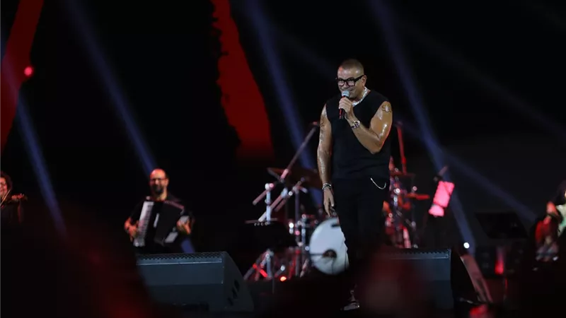 مفاجآت وطلب من الجمهور.. عمرو دياب يشعل أجواء مهرجان العلمين