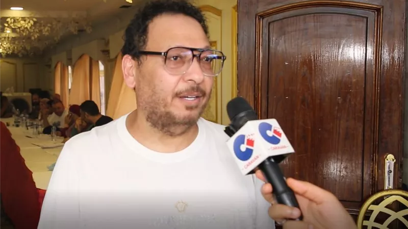 أحمد العيسوي يكشف حقيقة انفصاله عن زوجته ودخول بناته مجال الغناء