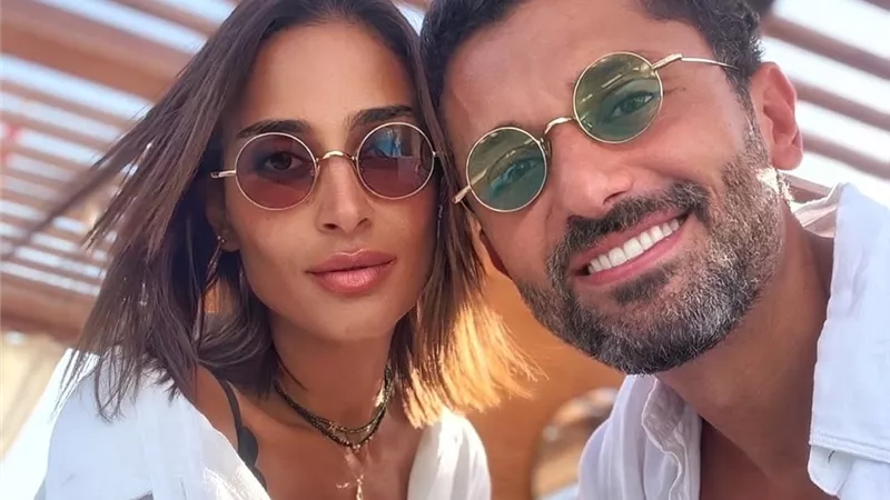 كريم محمود عبد العزيز ينفي شائعات انفصاله بصورة جديدة مع زوجته