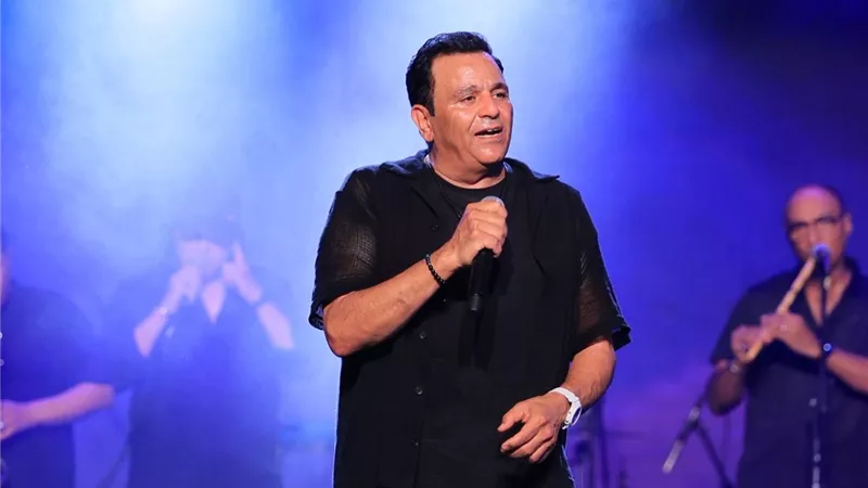 محمد فؤاد يشعل الساحل الشمالي بحفل ضخم على مسرح سوكسيه