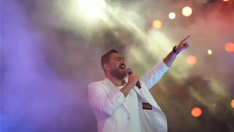 تامر حسني يشعل مهرجان ليالي مراسي بأغني ألبومه الجديد 