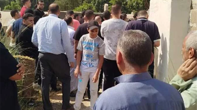 تشييع جثمان الفنان بهاء الخطيب في البدرشين بحضور أصدقائه وأسرته