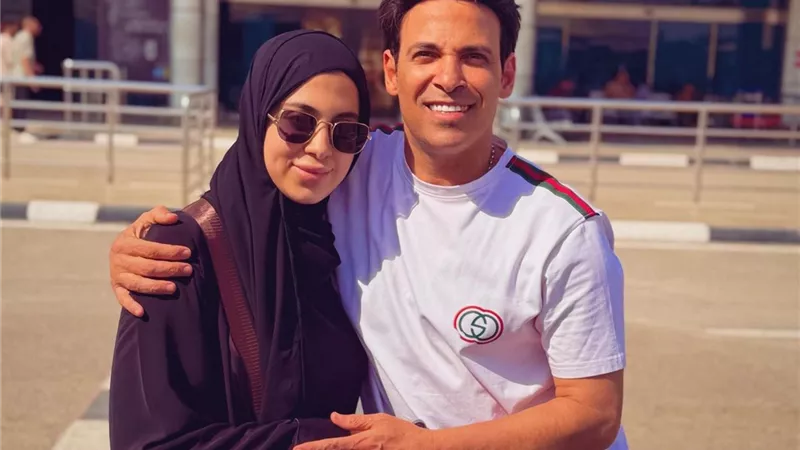 سعد الصغير يودع ابنته منة الله أثناء ذهابها لأداء فريضة العمرة