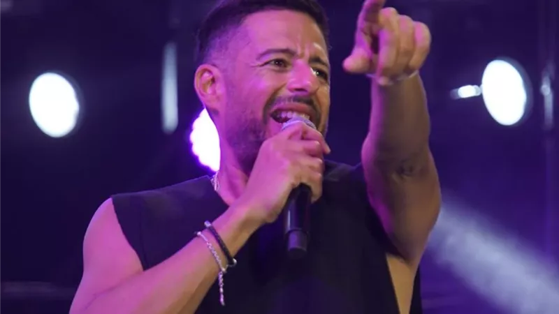 محمد حماقي يشعل حماس جمهوره في حفله بمهرجان 