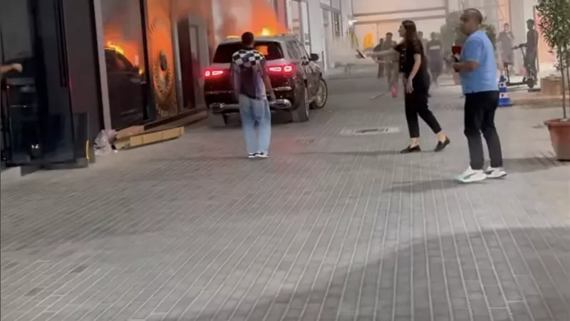 طلع منها بخير.. احتراق سيارة الإعلامي أنس بوخش