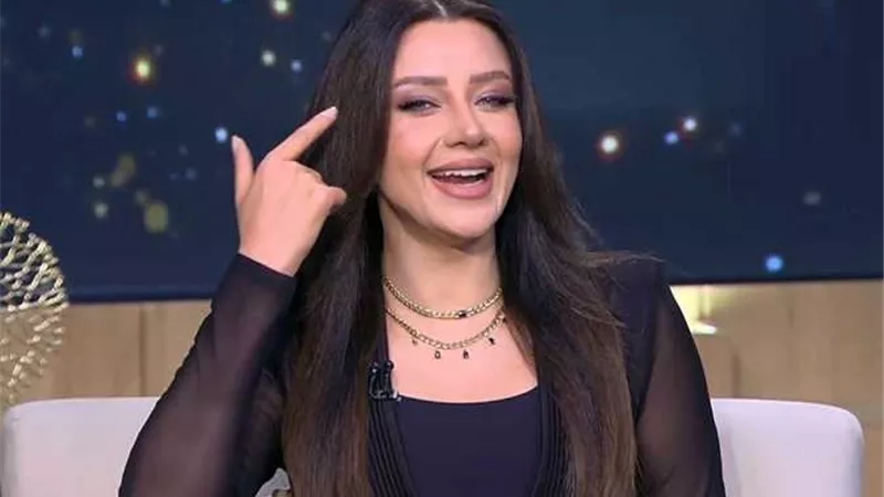 رضوى الشربيني ترد بقوة على متابع وصفها بـ
