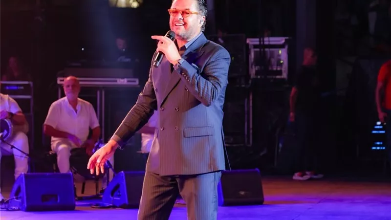 راغب علامة يشعل مسرح قرطاج بأغنية وسط حضور جماهيري كبير