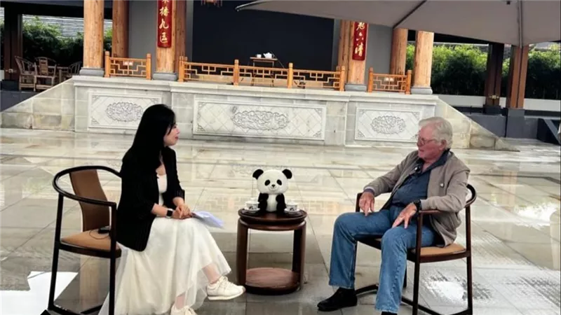 نشاط مكثف لحسين فهمي في مشاركته بجوائز 