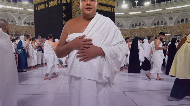 عقبال كل مشتاق.. حمو بيكا يؤدي مناسك العمرة