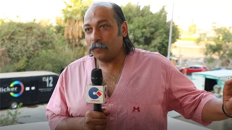 خاص لـ كارافان.. محمد ثروت مفتقد شخصيتي الحقيقة والتمثيل على المسرح 