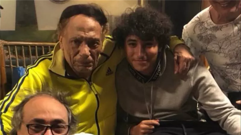 برفقة شقيقة.. أحدث ظهور لـ عادل إمام من منزله