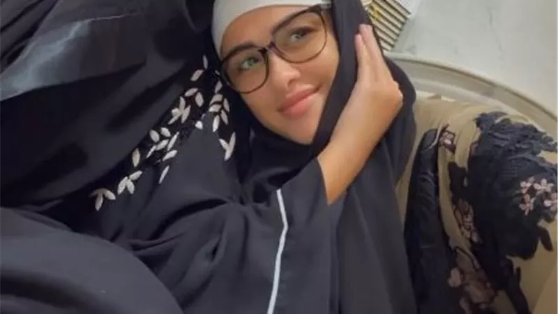 ياسمين عبد العزيز بـ الحجاب من المسجد النبوي بالمدينة المنورة|فيديو