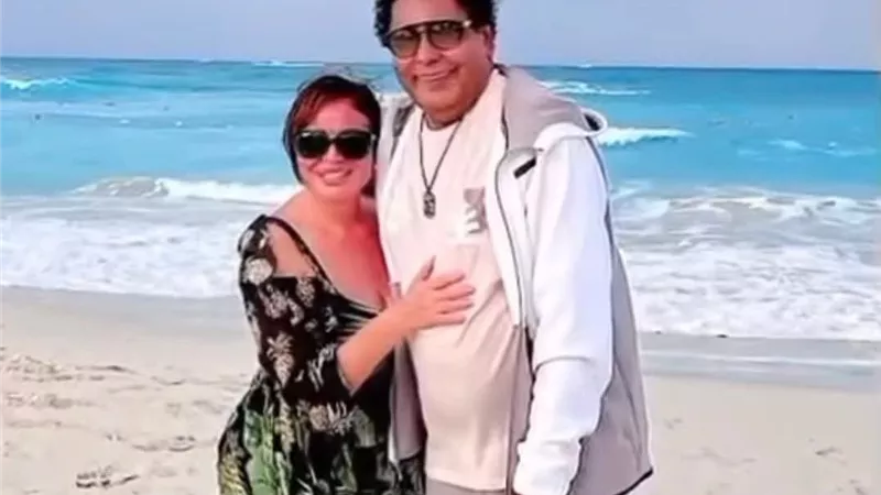 إلهام شاهين ومحمد منير يودعان الصيف بجلسة تصوير خاصة على البحر بالساحل